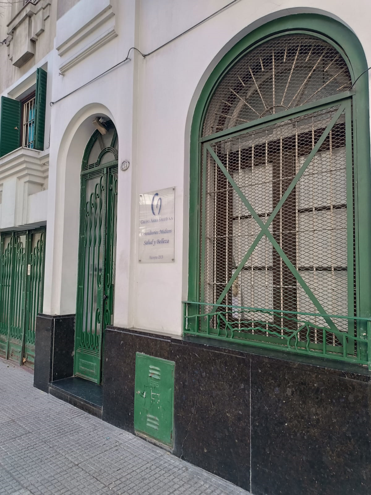 Edificio moderno sede de Grupo Aries Salud SA con fachada de cristal y diseño arquitectónico contemporáneo